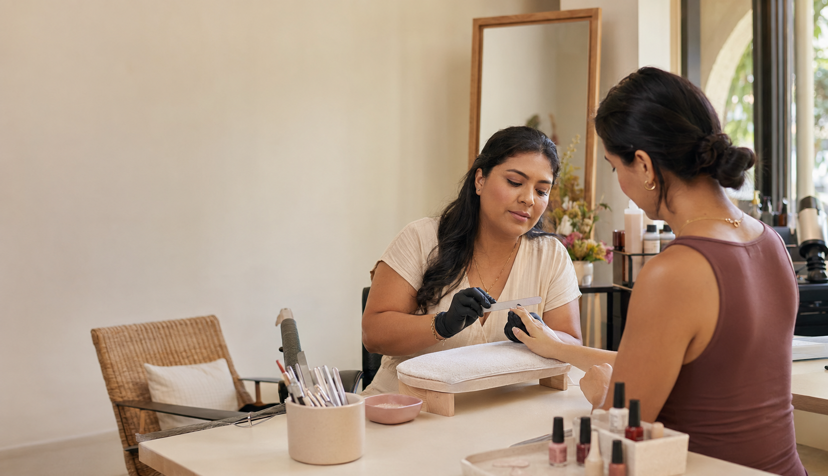Profesional realizando una manicura en un salón cálido